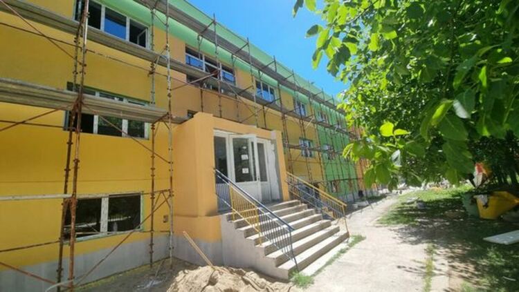 Продължава работата по подобряването на енергийната ефективност на сградата на ОУ „Св. Иван Рилски“ и ПМГ „Христо Смирненски“