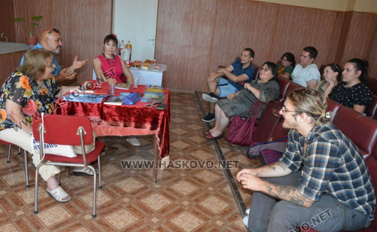 Утвърдени творци споделиха опит с пишещите студенти в читалището във Въгларово