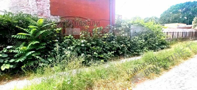 Граждани негодуват от лошото състояние на тротоарите по „Язовирска”,  почистващата фирма ги призовава да си ги оправят