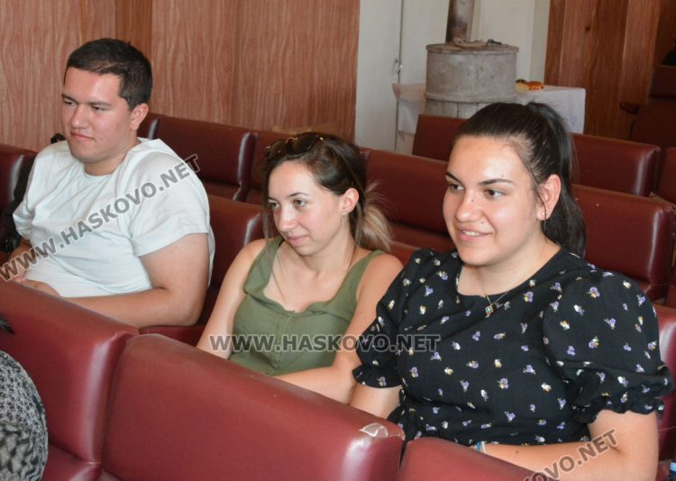 Утвърдени творци споделиха опит с пишещите студенти в читалището във Въгларово