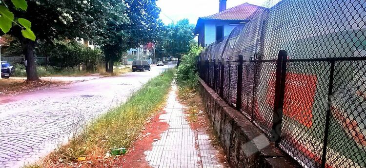 Граждани негодуват от лошото състояние на тротоарите по „Язовирска”,  почистващата фирма ги призовава да си ги оправят