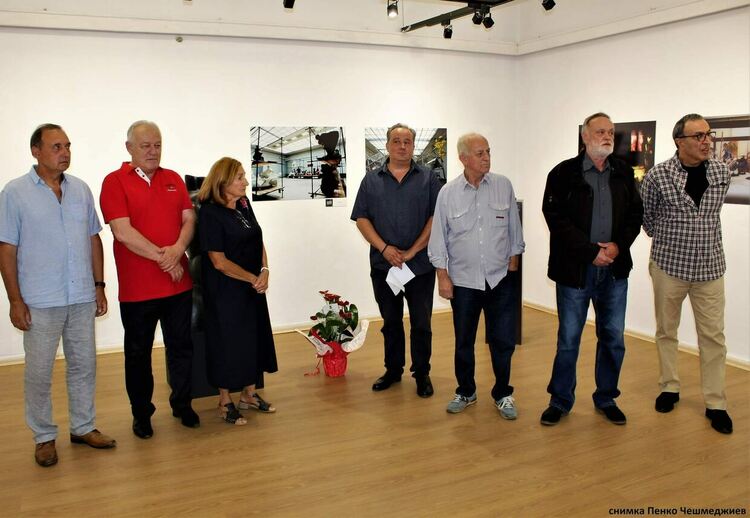 Десетки се събраха за изложбата на Павел Койчев, сред тях и екс-президентът Петър Стоянов