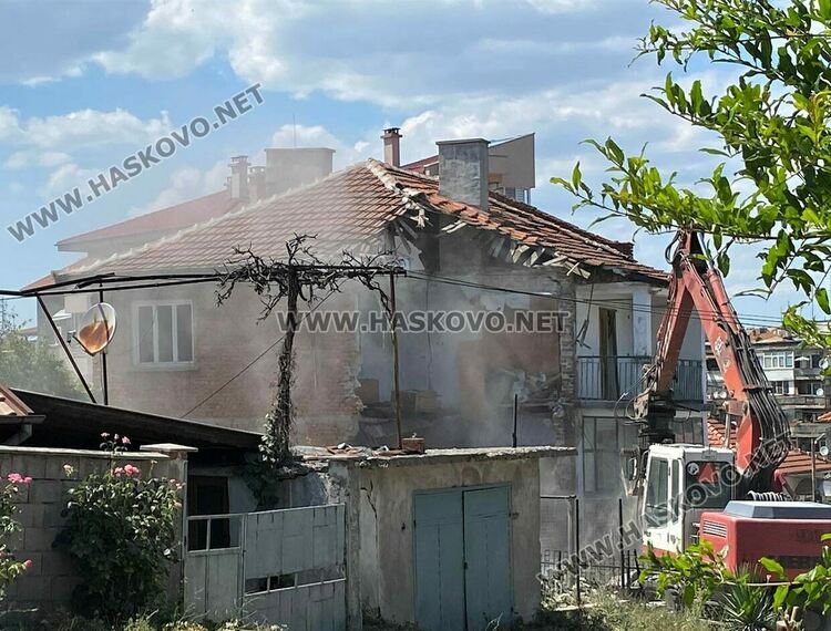 Събарят рухналата къща при строеж на ул. „Байкал“