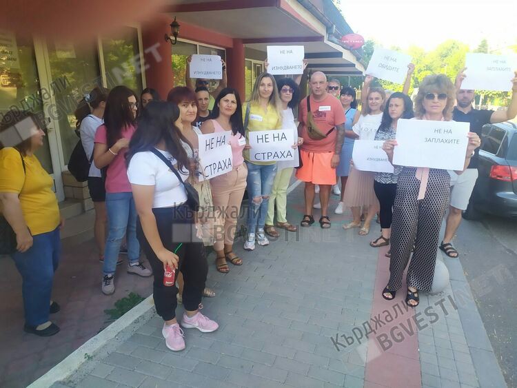 Преподаватели и родители поискаха на протест оставката на директорката на ДГ“Максим Горки“