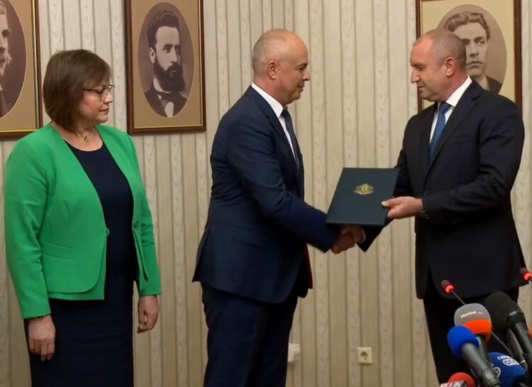 Радев връчи на БСП мандата за съставяне на правителство