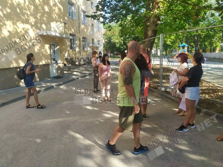 Преподаватели и родители поискаха на протест оставката на директорката на ДГ“Максим Горки“