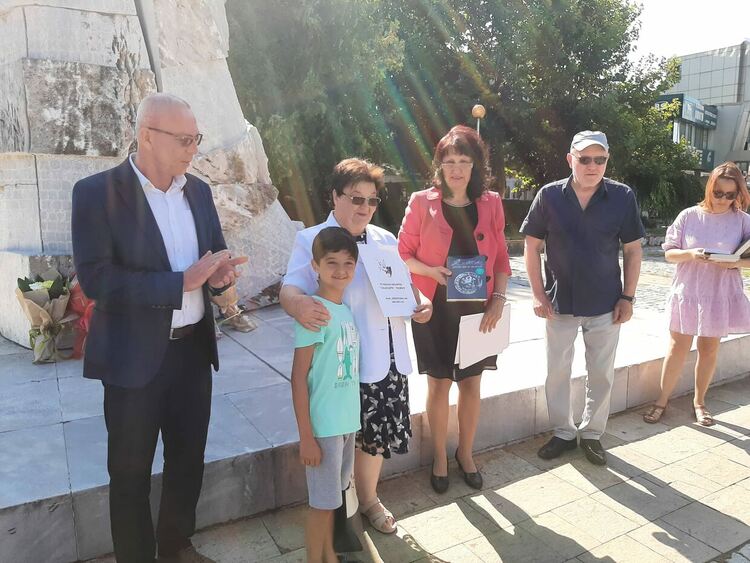 Връчиха пред паметника на Васил Левски наградите  в конкурса „Да си кажем кривиците“