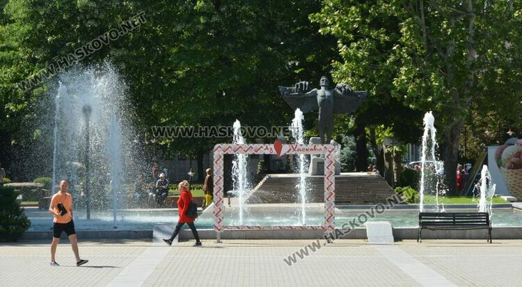 Топло в понеделник и с вероятност за слаб дъжд