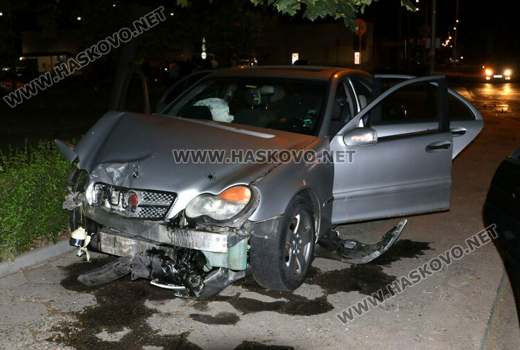 Два Мерцедеса се разбиха край „Лебеда“, единият изхвърча на тротоара