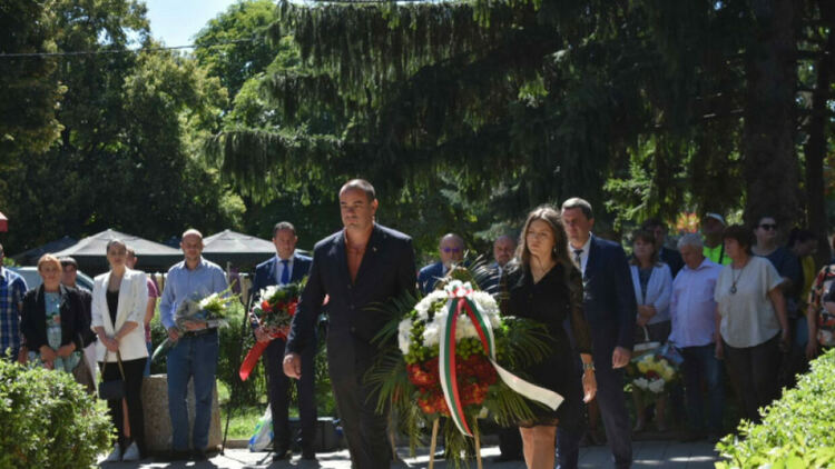 И Перник се поклони пред Апостола