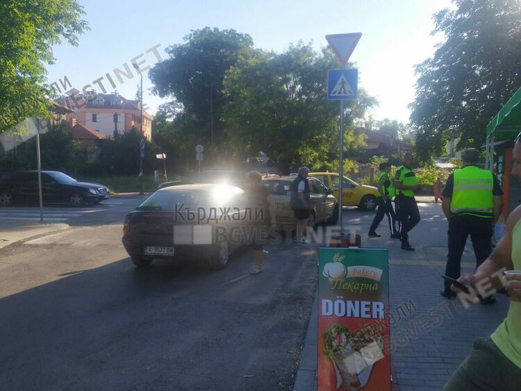 Дама подпря тази сутрин таксиджия на кръстовище в Кърджали, последва бурна разправия