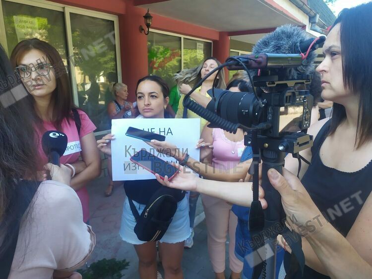 Преподаватели и родители поискаха на протест оставката на директорката на ДГ“Максим Горки“