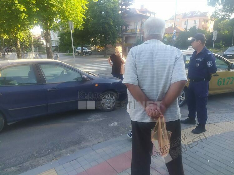Дама подпря тази сутрин таксиджия на кръстовище в Кърджали, последва бурна разправия