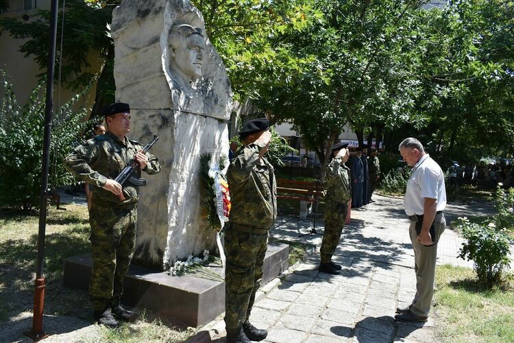 185 години от рождението на Васил Левски : Име знаме, име титла