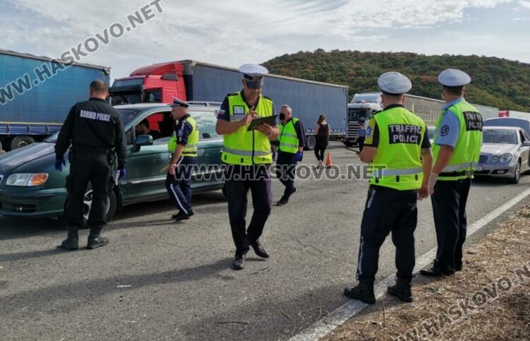 Задържаха хасковлия за подпомагане на мигранти