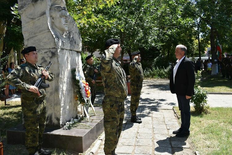 185 години от рождението на Васил Левски : Име знаме, име титла