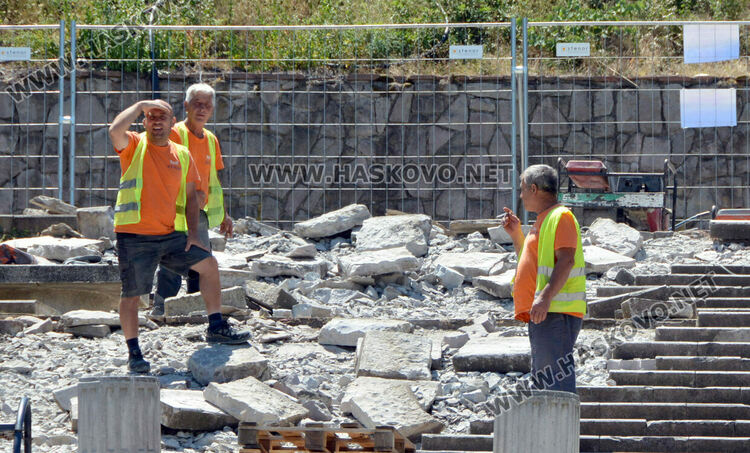 Затвориха подхода към монумента на Богородица за ремонт