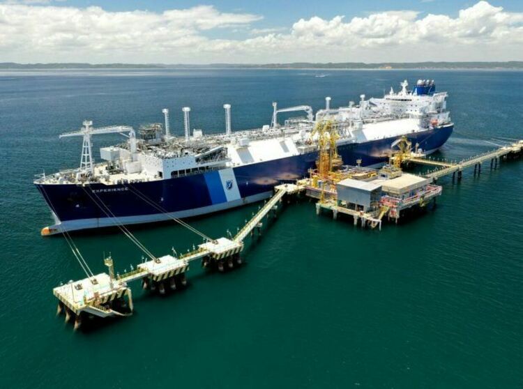 Проекти като Терминала за втечнен газ във Вльора са отговор на спешните енергийни потребности на България и други балкански и европейски държави, свързани чрез Южния газов коридор", коментира Оливър Симпсън, вицепрезидент „Търговия“ на "Екселерейт".