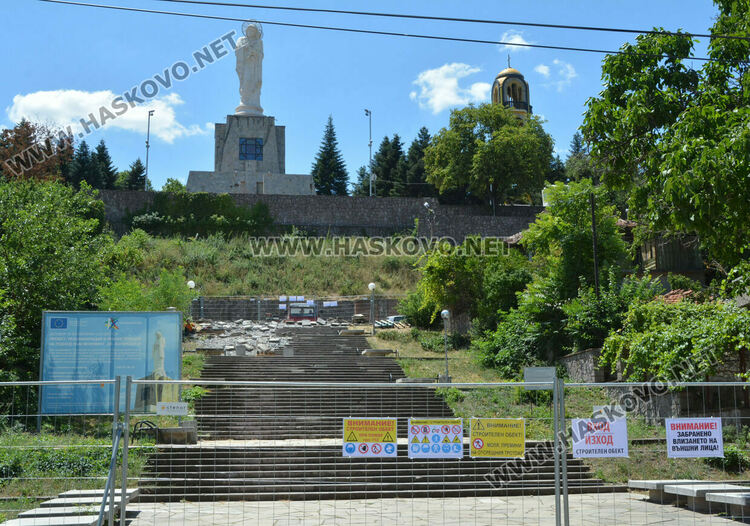 Затвориха подхода към монумента на Богородица за ремонт
