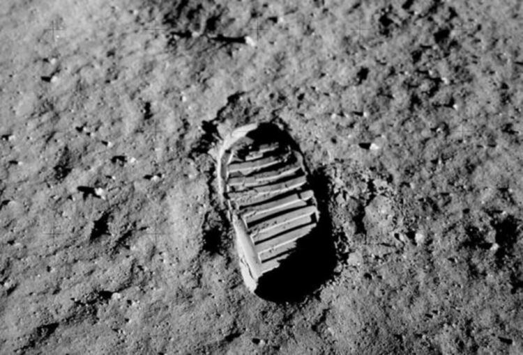 Прочутата стъпка е на Олдрин