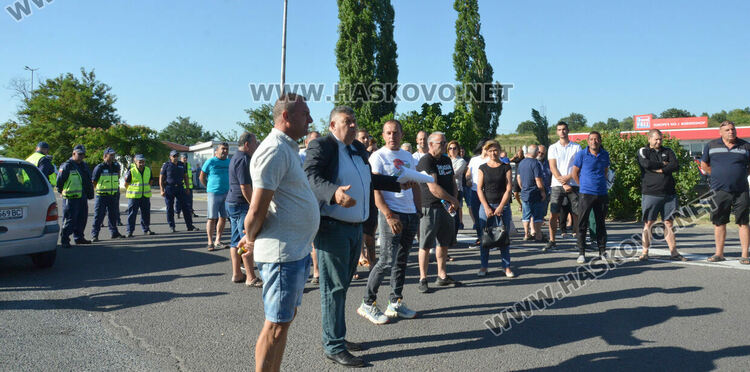 Земеделци от Хасковско блокираха българо-гръцката граница в знак на протест