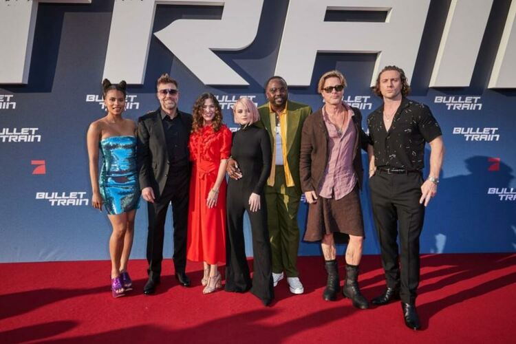 Напълно неузнаваем: Брад Пит се появи с пола в Париж