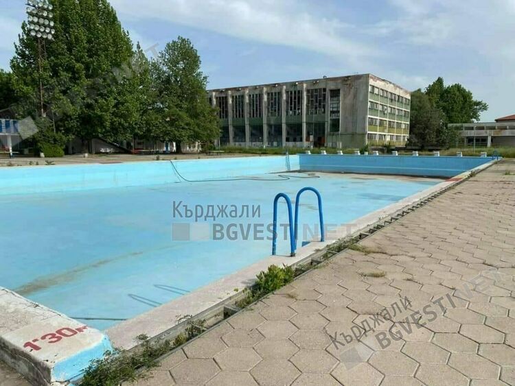 Днес внасят 3000 подписа в общината за отваряне на плувния басейн в Кърджали