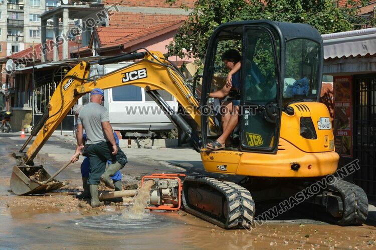 Тръба на ВиК се спука в „Република“, отстраняват проблема