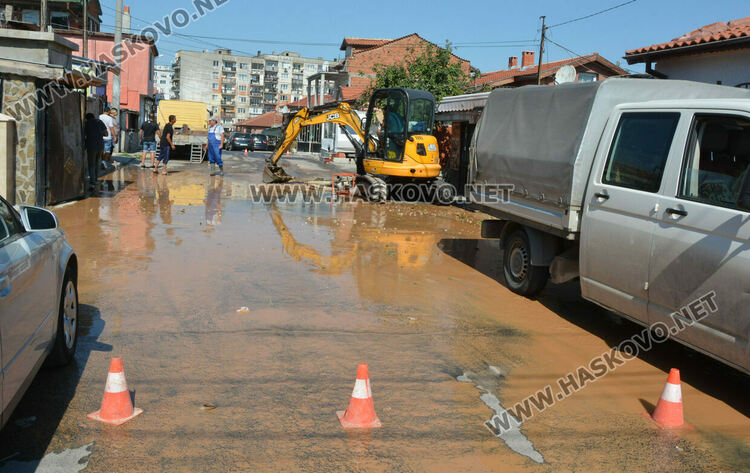 Тръба на ВиК се спука в „Република“, отстраняват проблема