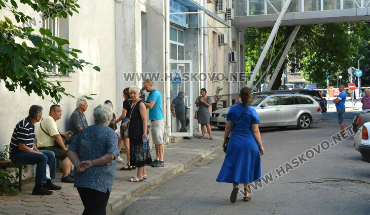 Хора останаха да чакат пред Паспортна служба в Хасково заради срив в системата