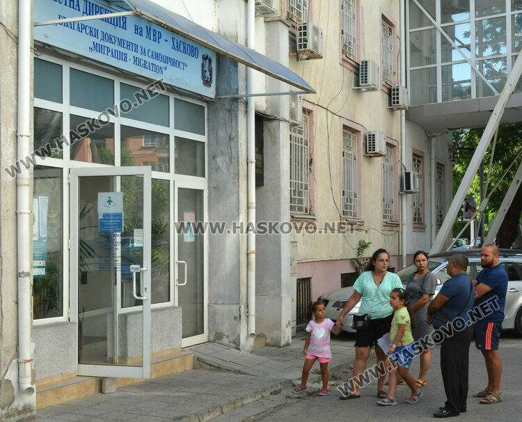 Хора останаха да чакат пред Паспортна служба в Хасково заради срив в системата