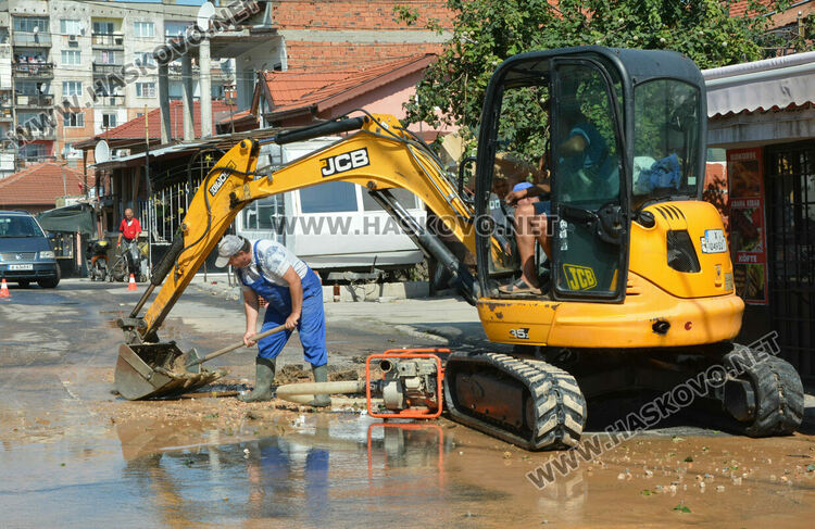 Тръба на ВиК се спука в „Република“, отстраняват проблема