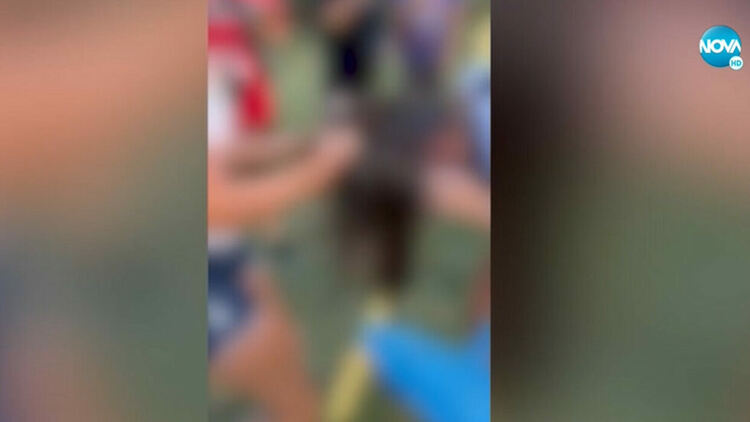 АГРЕСИЯ МЕЖДУ ДЕЦА: 13-годишна бие връстничка, докато група ученици ги снима