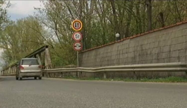 Полиция глобява нарушители на моста в Първомай 