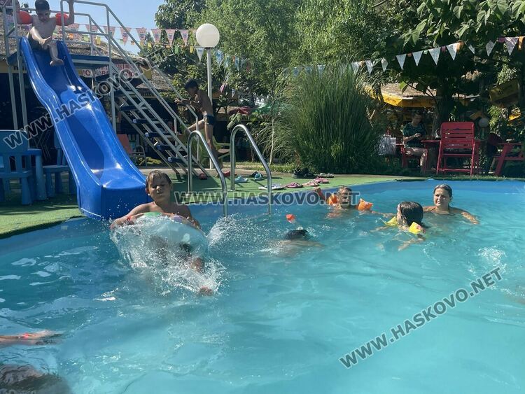 Пълни паркове и басейни в Хасковско в горещата събота