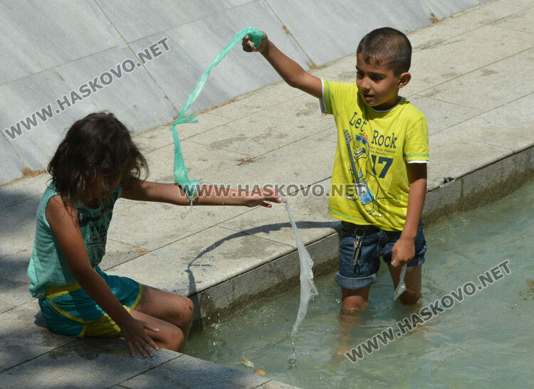 Пълни паркове и басейни в Хасковско в горещата събота