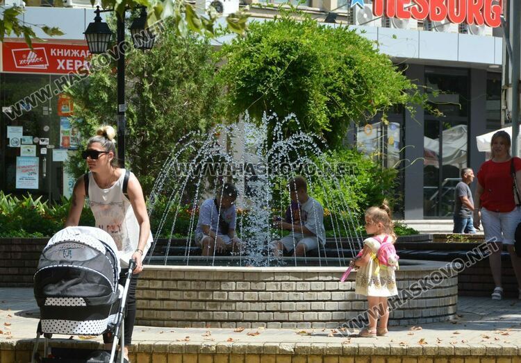 Пълни паркове и басейни в Хасковско в горещата събота