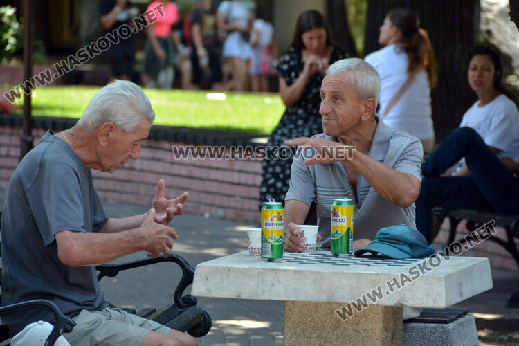 Пълни паркове и басейни в Хасковско в горещата събота