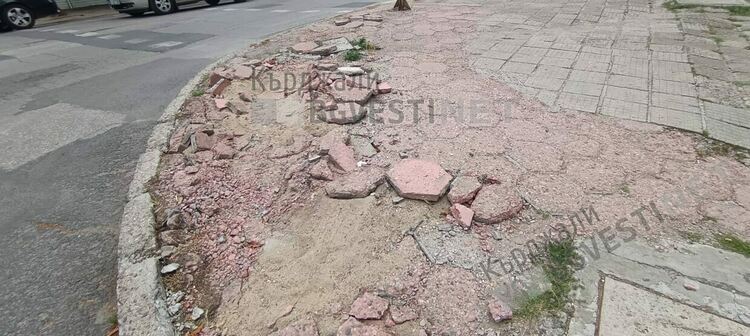 Случка с неочакван край.Ремонтираха светкавично тротоара срещу болницата