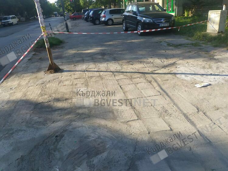 Случка с неочакван край.Ремонтираха светкавично тротоара срещу болницата