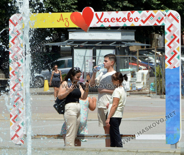Пълни паркове и басейни в Хасковско в горещата събота