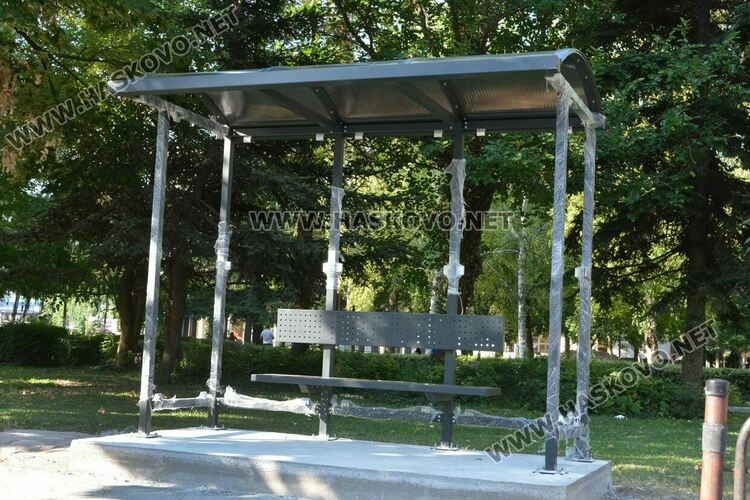 Монтират нови автобусни спирки в Хасково