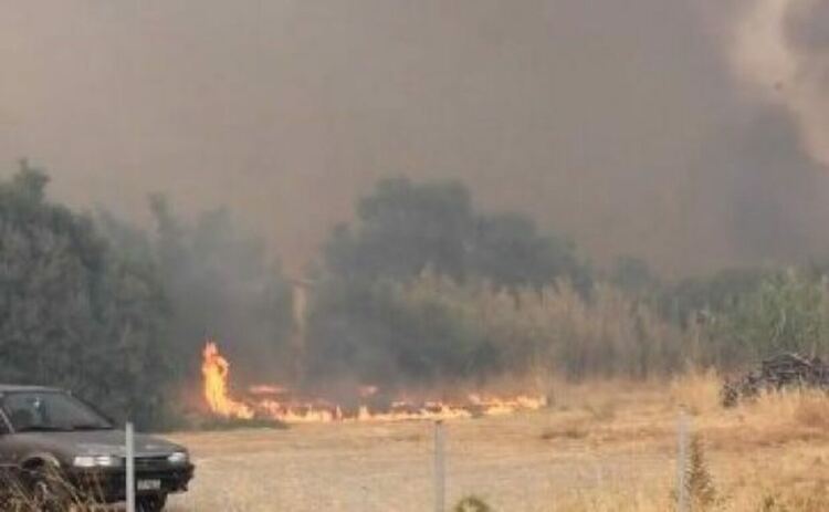 Голям пожар на гръцкия остров Лесбос, евакуират туристи
