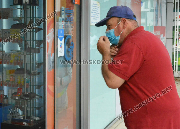 Повечето хасковлии влизат с маска в аптеките, в автобусите ползват рядко