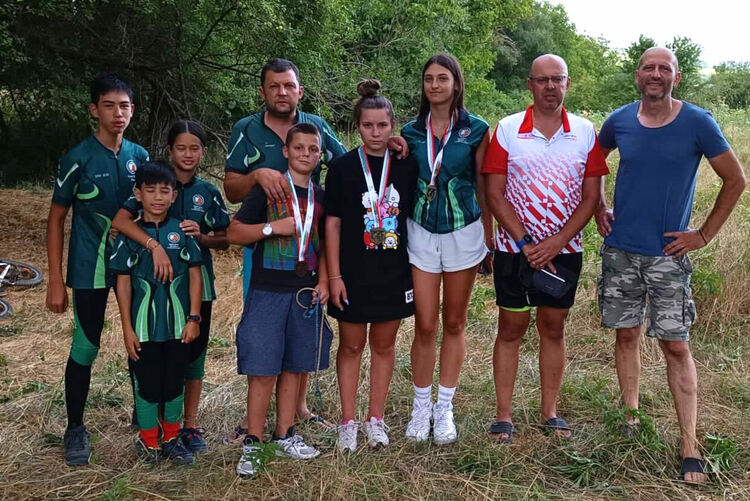 Златни медали за девойките на „Компас“ на щафета в Държавното по колоориентиране