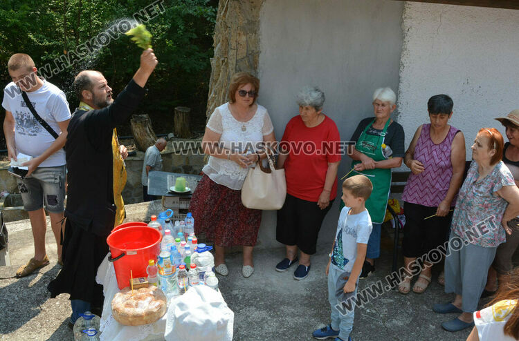 4-месечната Анна Сиванова получи благословия на именния си ден край Тракиец