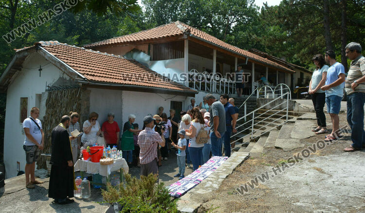 4-месечната Анна Сиванова получи благословия на именния си ден край Тракиец