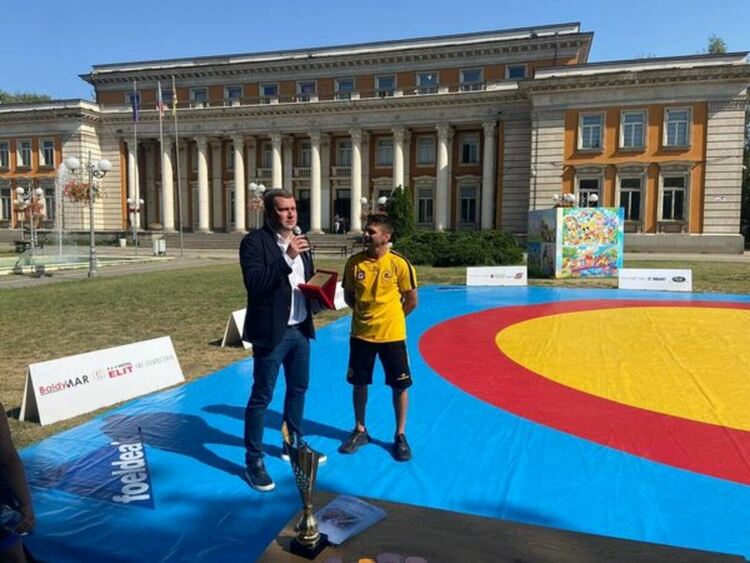 Турнир по класическа борба „ЮНАК“ се проведе пред Двореца на културата в Перник