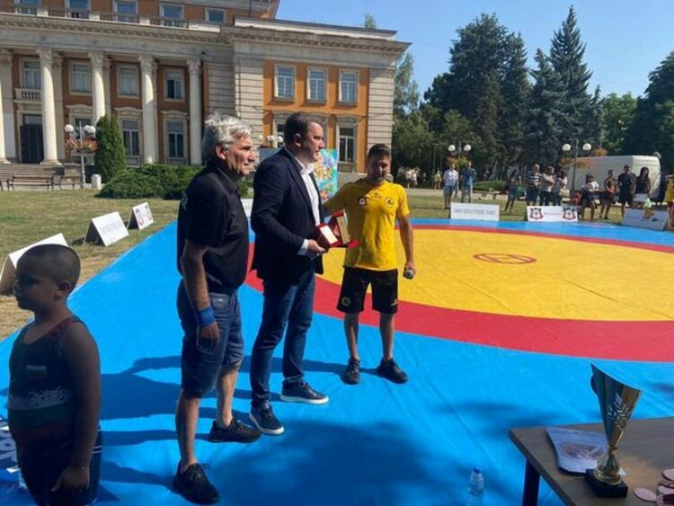 Турнир по класическа борба „ЮНАК“ се проведе пред Двореца на културата в Перник