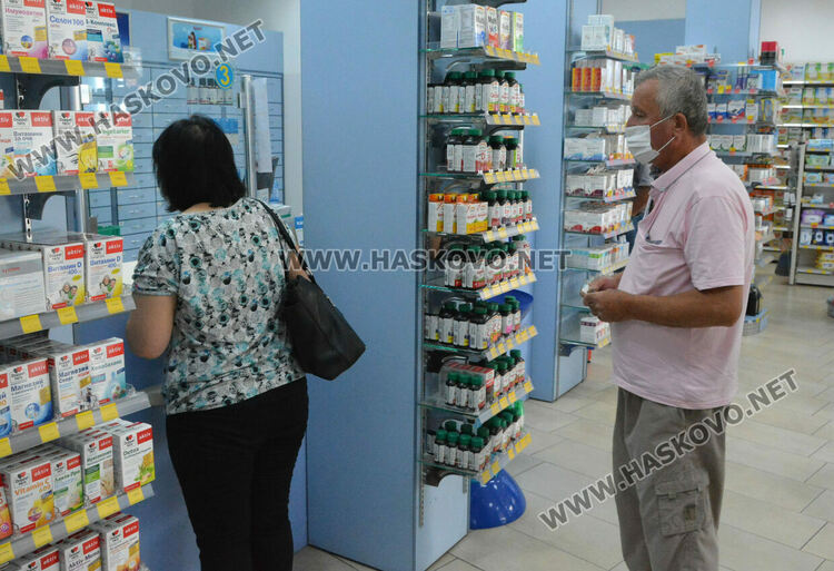 Повечето хасковлии влизат с маска в аптеките, в автобусите ползват рядко